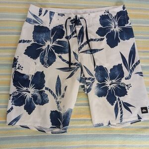 ⭐ Quicksilver Hibiscus Navy/White Boardshorts Size 36